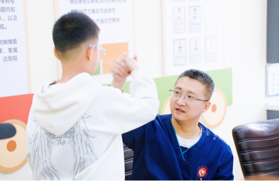 小孩抽动症怎么治疗？哈尔滨中童儿童医院：家长做好这5件事很重要
